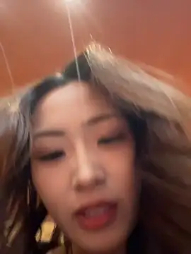 Yomi009 - ☕️网红咖啡馆露出对街马路展露双乳