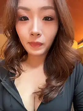 Yomi009 - ☕️网红咖啡馆露出对街马路展露双乳