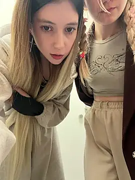 Elsawhere - Elsa off pants completely 👀
