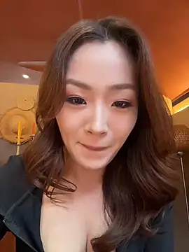 Yomi009 - ☕️网红咖啡馆露出对街马路展露双乳
