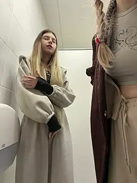 Elsawhere - Elsa off pants completely 👀