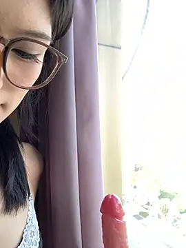 Xiaoyan55 - 主播刚成年，你们不许骗我，你们可以试试慢慢开发主播的另一面。不许提免费要求哦