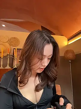 Yomi009 - ☕️网红咖啡馆露出对街马路展露双乳