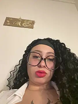 Queenlo_xxx - suce très fort ton gode lolo
