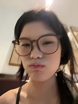 Xiaoyan55 - 主播刚成年，你们不许骗我，你们可以试试慢慢开发主播的另一面。不许提免费要求哦