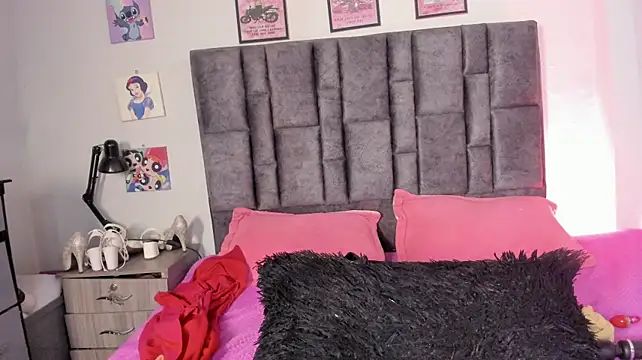 Esmeraldaa- - 2 fingers in my pussy ✌️