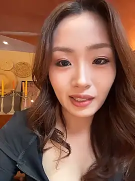 Yomi009 - ☕️网红咖啡馆露出对街马路展露双乳