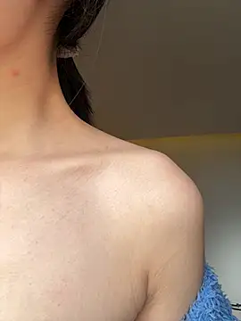 Xiaoyan55 - 主播刚成年，你们不许骗我，你们可以试试慢慢开发主播的另一面。不许提免费要求哦