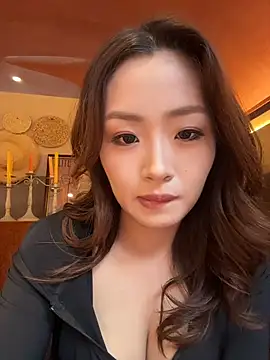 Yomi009 - ☕️网红咖啡馆露出对街马路展露双乳