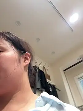 Amy1688 - 户外脱内裤M腿表演