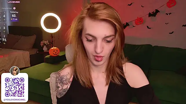 MiaKomoi - play with my lil tits