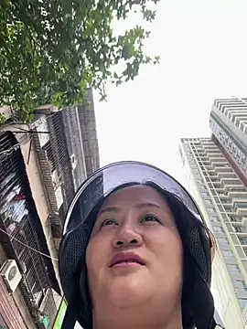 Amy1688 - 户外脱内裤M腿表演