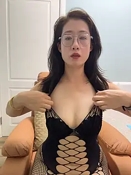 Weiwei103 - 戴乳铃
