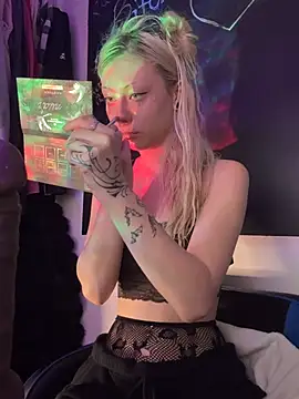 MollyMonroe666 - lick/suck a little