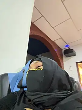 Aylin_arabic - I rub my ass and it throbs.