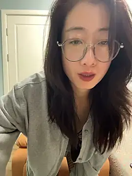 Weiwei103 - 戴乳铃