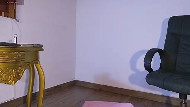 Alanis_22 - 2 finger pussy