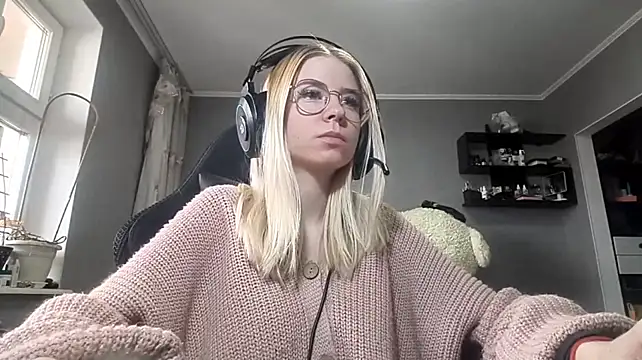 PlumyPrance - sexy stroke my neck