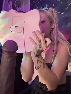 MollyMonroe666 - lick/suck a little