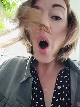 TopsyWilde - Play with nipples