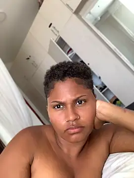 Madelltheebony - Suck my nipples 👑get surprise clip