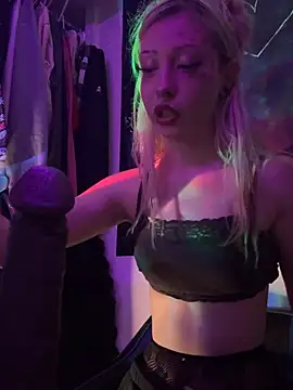 MollyMonroe666 - lick/suck a little