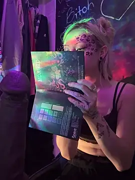 MollyMonroe666 - lick/suck a little