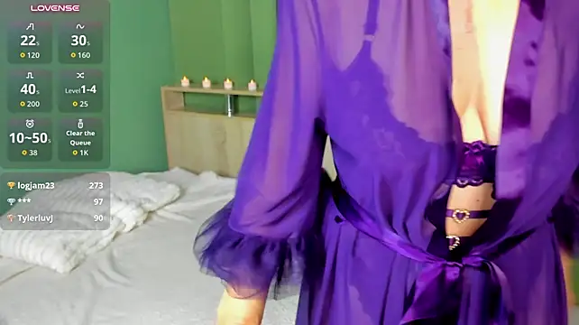 LeticiaRomano - seduce with bare back