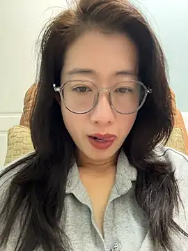 Weiwei103 - 戴乳铃
