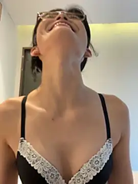 Xiaoyan55 - 主播刚成年，你们不许骗我，你们可以试试慢慢开发主播的另一面。不许提免费要求哦