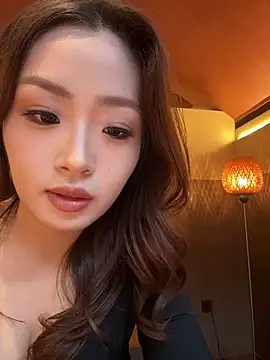 Yomi009 - ☕️网红咖啡馆露出对街马路展露双乳