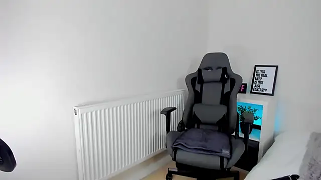 LucieWinters_UK - Naughty Flash