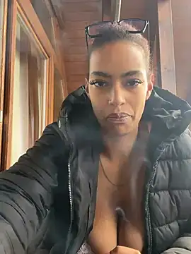 YoungKyraKush - Pussy spreading in doggy 💦
