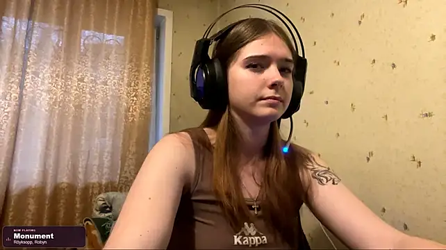 RealMaria - Tease with my top