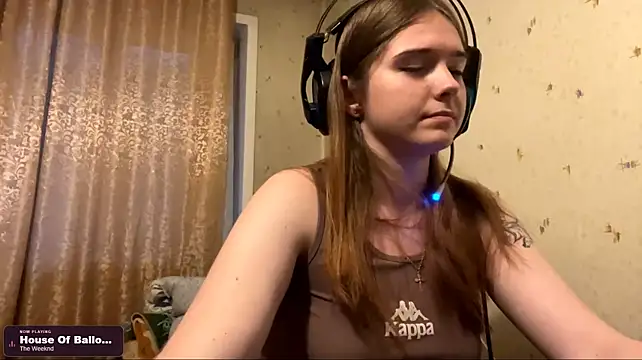 RealMaria - Tease with my top