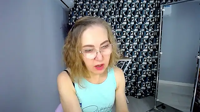 Queen_a_n_i - wear only a bra