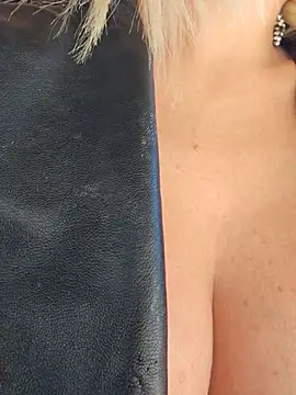 MILFBARBY - Make me squirt in public place