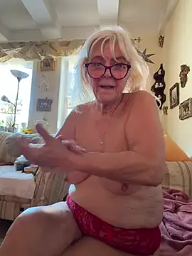 HotGrandma70 - 💦 Füße einölen
