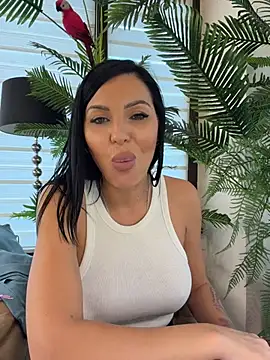 ReynaMorel - Naked doggy tease and spanks