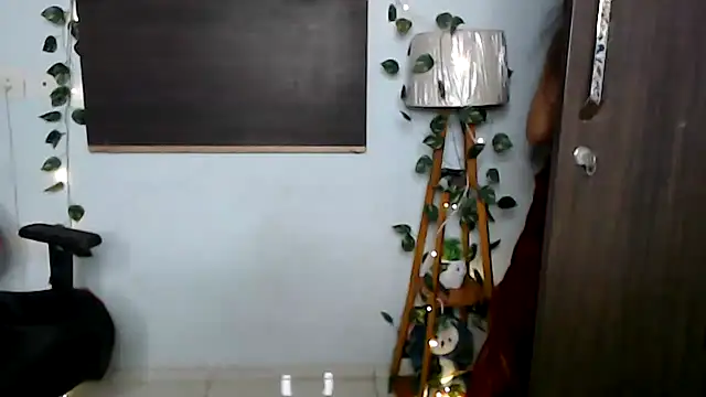 Sexynaina3 - spanks on ass