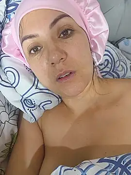 Chantal_hott - I touch my pussy with my fingers