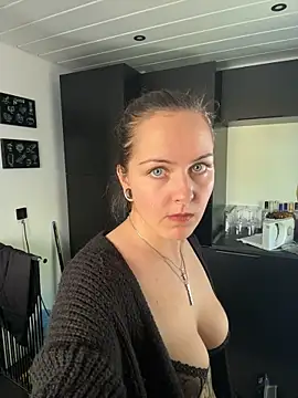 MaryPeach666 - Naked + LT Live Pic