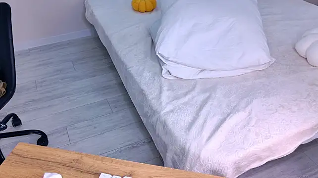 Alexis_Lovely - show hairy pussy