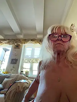 HotGrandma70 - 💦 Füße einölen