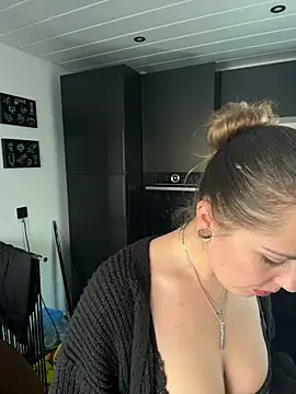 MaryPeach666 - Naked + LT Live Pic