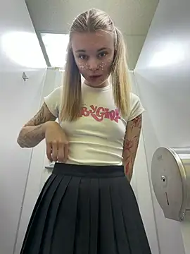 -MiaKitty - Lift up skirt + shake ass in panties |WC