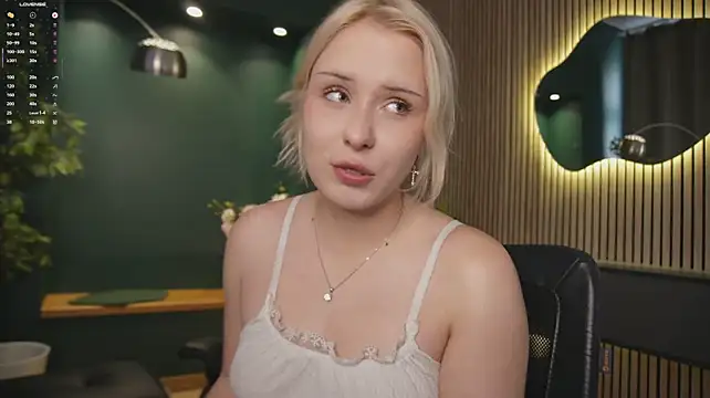 BlondeCrush__ - play with boobs close to cam <3