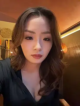 Yomi009 - ☕️网红咖啡馆露出对街马路展露双乳