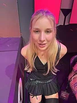 SabrinaRose_xxx - Emma slaps my ass 💕