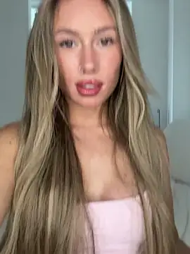 SexySaraxxoo - Boobs out 5 mins 😻